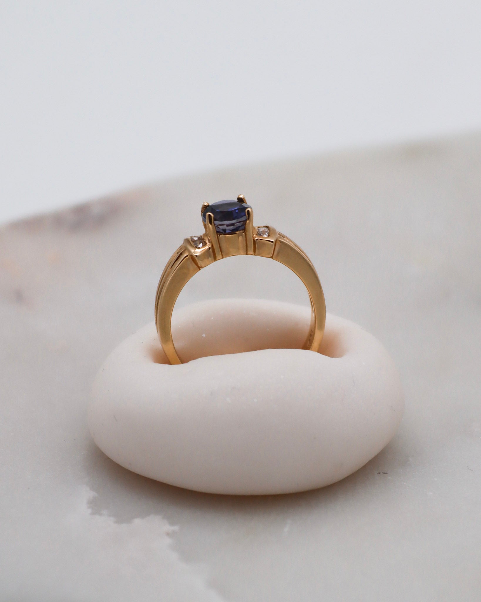 Vintage-Ring Kathleen mit 0.80ct Iolith & 0.08ct Brillanten, Bow-Tie-Rillenmuster in 585/-Gelbgold – erhältlich in München und Augsburg