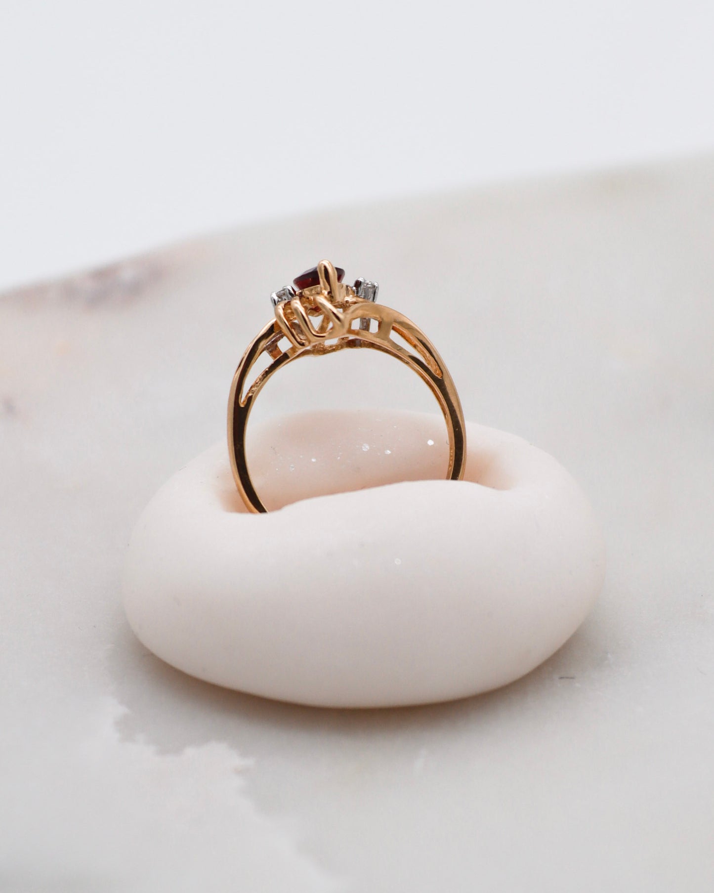 Vintage-Ring Lorraine mit 0.30ct Granat & 0.02ct Brillanten im Art-Déco-Stil, gefertigt aus 585/-Gelbgold – erhältlich in München und Augsburg