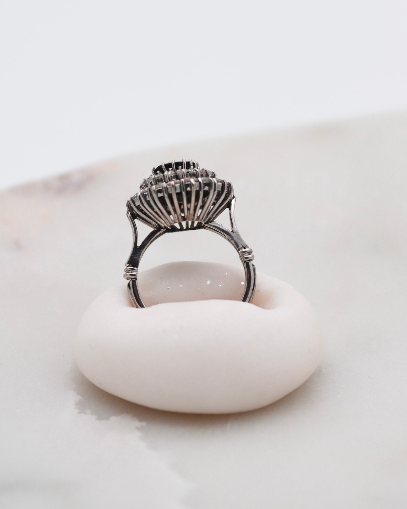 Vintage-Ring Diana mit 1.5ct Saphir, 0.54ct Brillanten & 1.26ct Diamanten im Double Halo, gefertigt aus 585/-Weißgelbgold – erhältlich in München und Augsburg