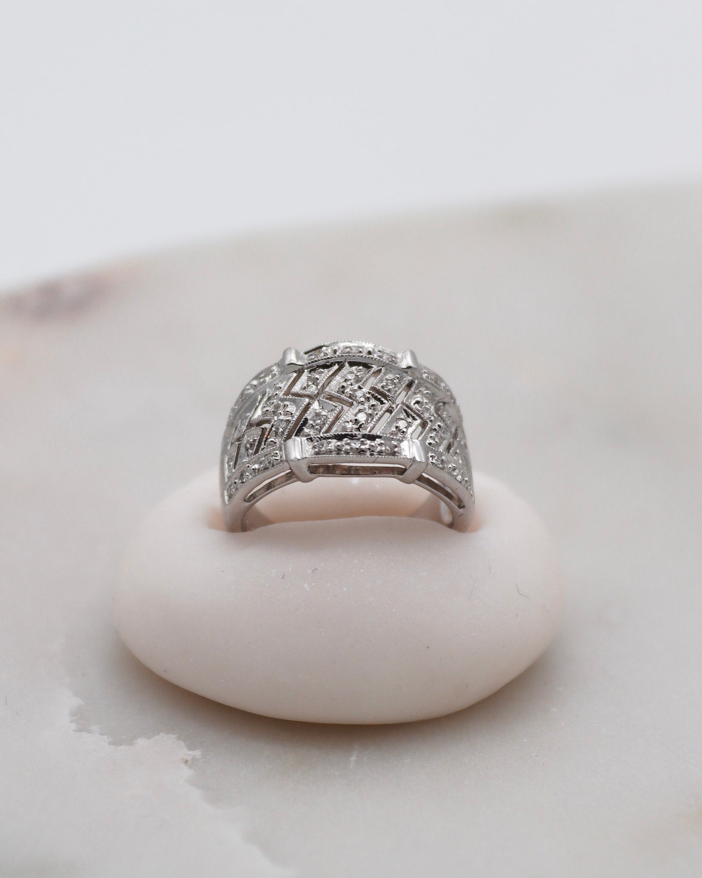 Vintage-Ring Regina mit 0.22ct Brillanten, Zickzack-Design & breiter Bicolor-Ringschiene aus 585/-Weißgelbgold – erhältlich in München und Augsburg