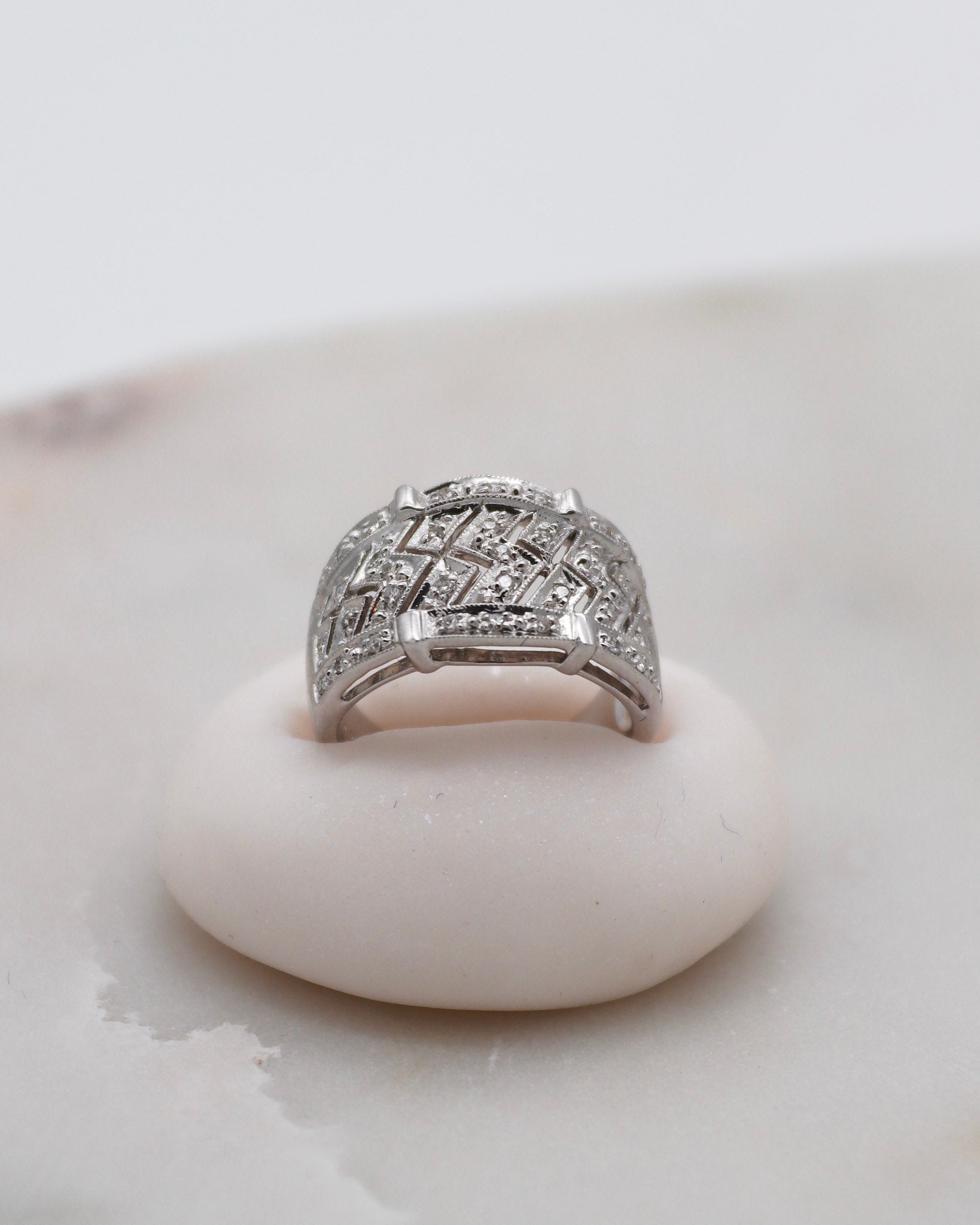 Vintage-Ring Regina mit 0.22ct Brillanten, Zickzack-Design & breiter Bicolor-Ringschiene aus 585/-Weißgelbgold – erhältlich in München und Augsburg