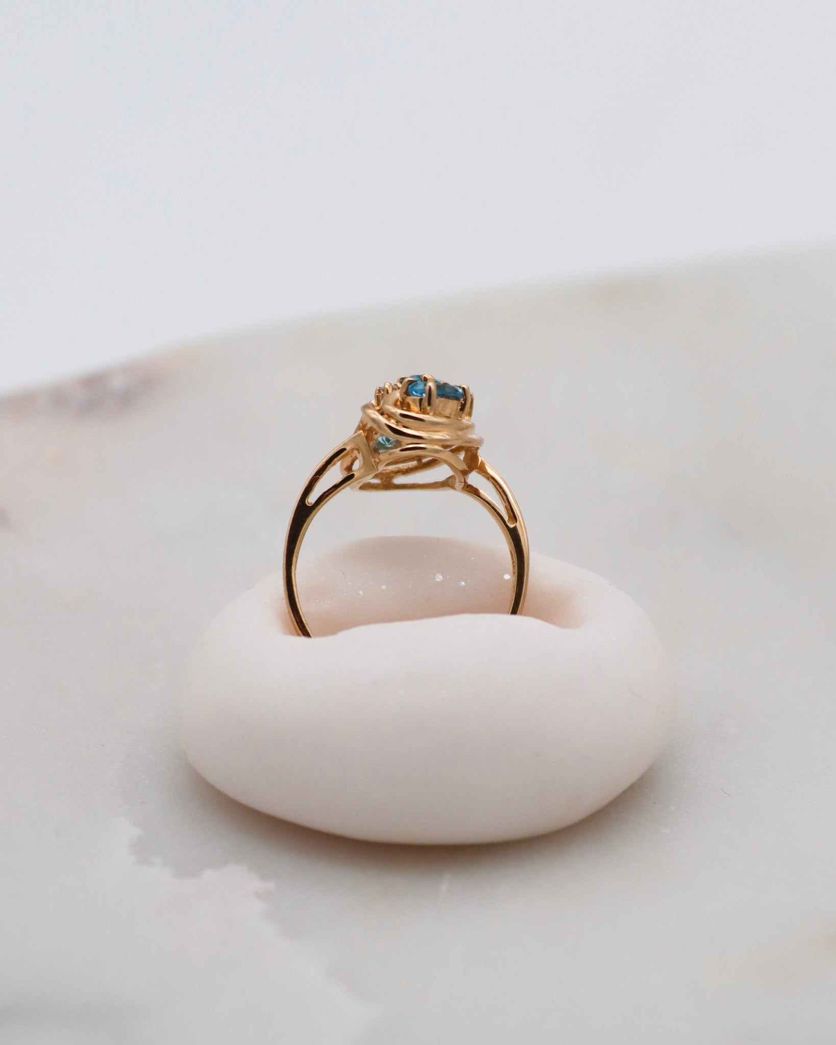 Vintage-Ring Theresa mit 0.60ct blauen Topasen & 0.05ct Brillanten, geschwungene Ringschiene aus 585/-Gelbgold – erhältlich in München und Augsburg