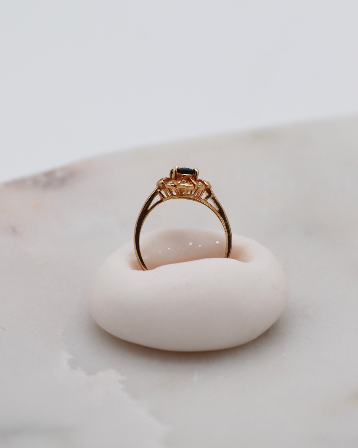 Vintage-Ring Vera mit 0.85ct Saphir & 0.07ct Brillanten im gregorianischen Halo, gefertigt aus 585/-Gelbgold – erhältlich in München und Augsburg