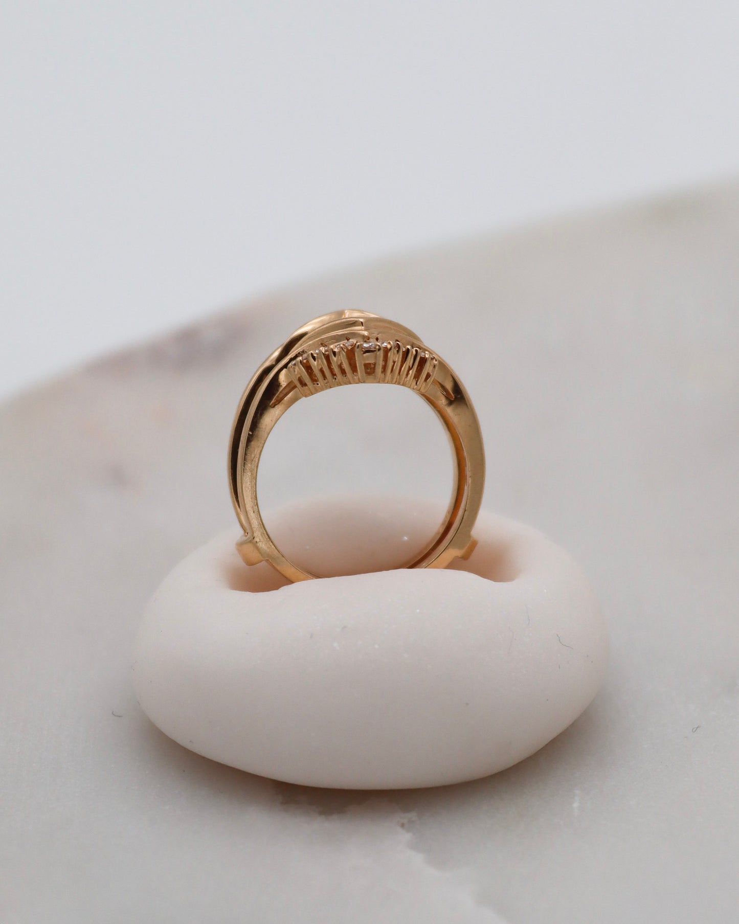 Vintage-Ring Yvonne mit 0.14ct Brillanten (W/P1), Doppelring-Optik als Guardring in 585/-Gelbgold – erhältlich in München und Augsburg