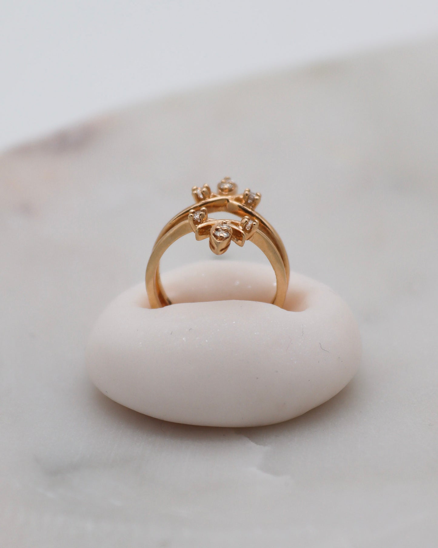 Vintage-Ring Zelda mit 0.24ct Brillanten (W/P1), Doppelring-Design in 585/-Gelbgold – perfekt als Guardring, erhältlich in München und Augsburg
