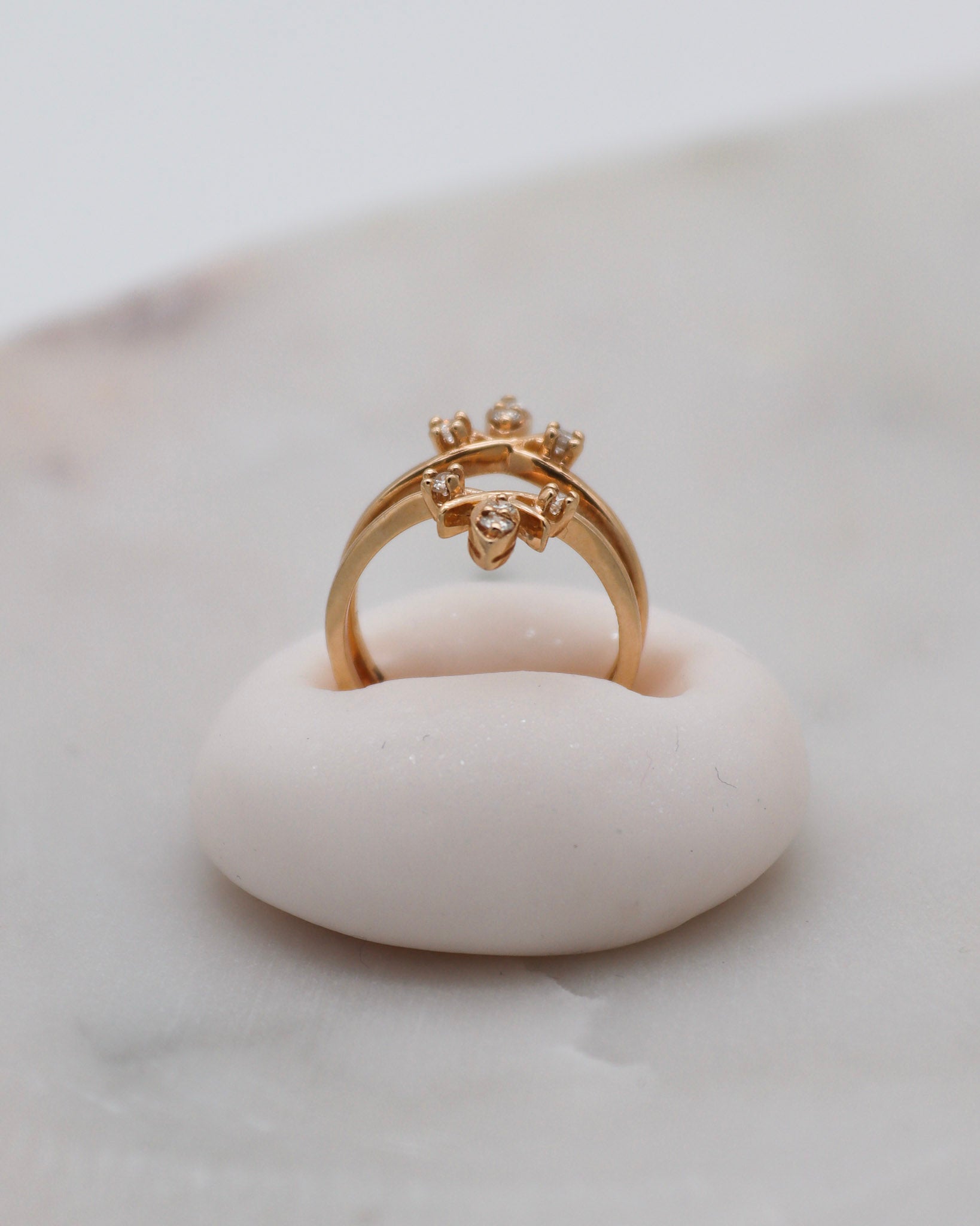 Vintage-Ring Zelda mit 0.24ct Brillanten (W/P1), Doppelring-Design in 585/-Gelbgold – perfekt als Guardring, erhältlich in München und Augsburg