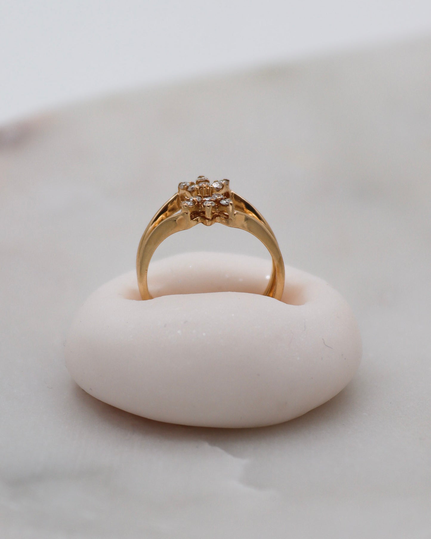 Vintage-Ring Annett mit 0.12ct Brillanten (W/SI), klassischer Doppelring-Guardring in 585/-Gelbgold – erhältlich in München und Augsburg