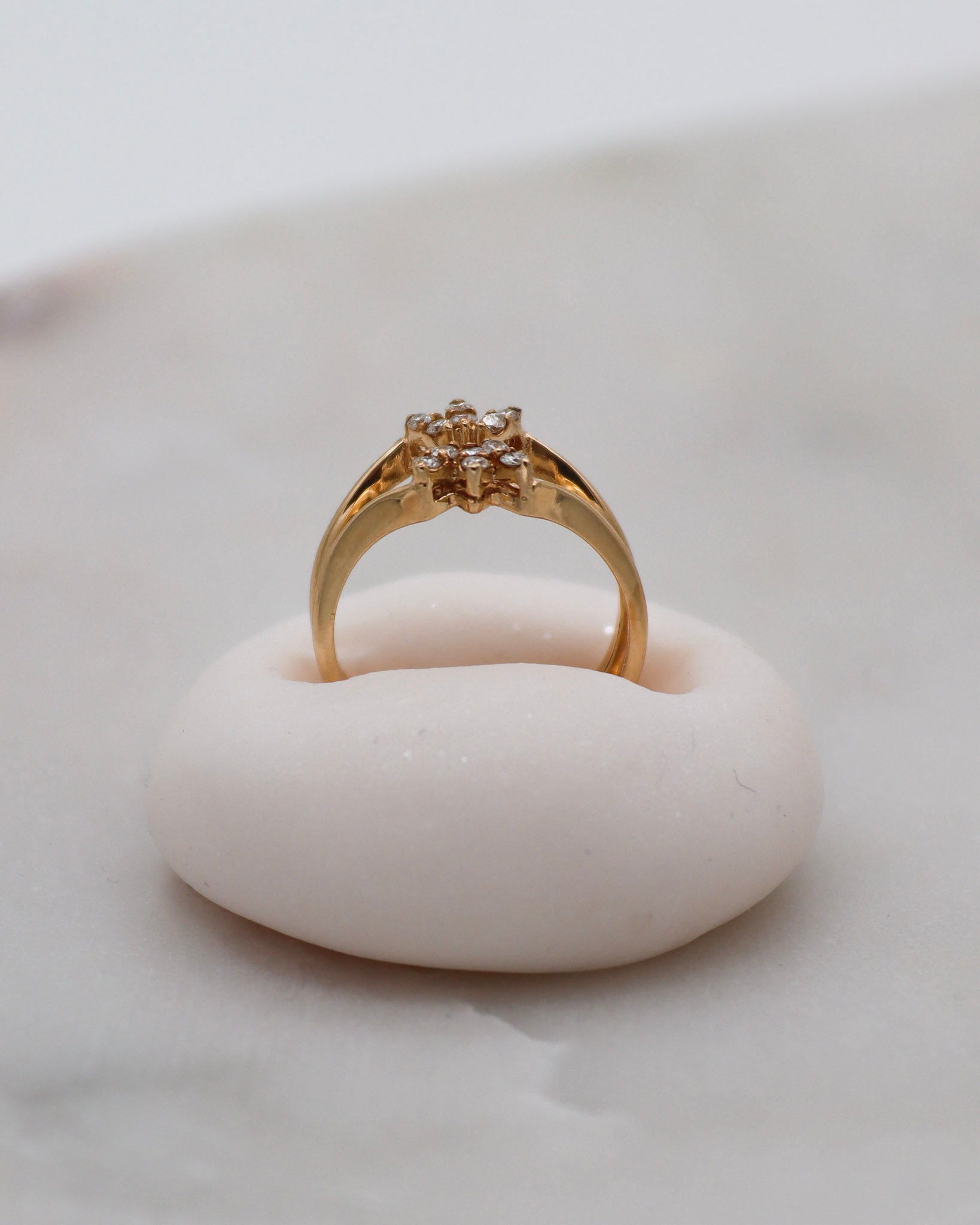 Vintage-Ring Annett mit 0.12ct Brillanten (W/SI), klassischer Doppelring-Guardring in 585/-Gelbgold – erhältlich in München und Augsburg