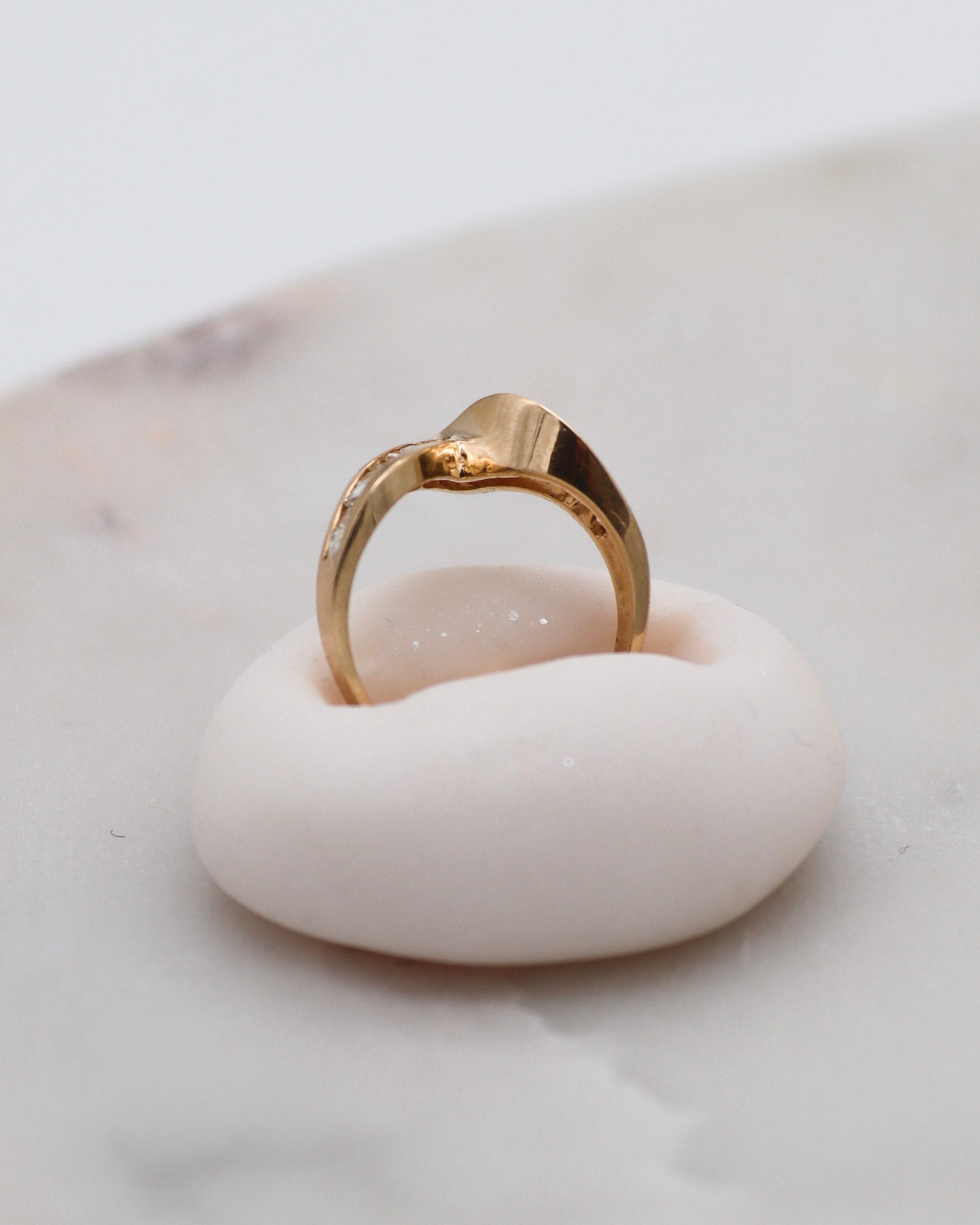 Vintage-Ring Beatrix mit 1.75ct Baguette- & Tapered-Diamanten in Invisible Setting, geschwungener Schwungring aus 585/-Gelbgold – erhältlich in München und Augsburg