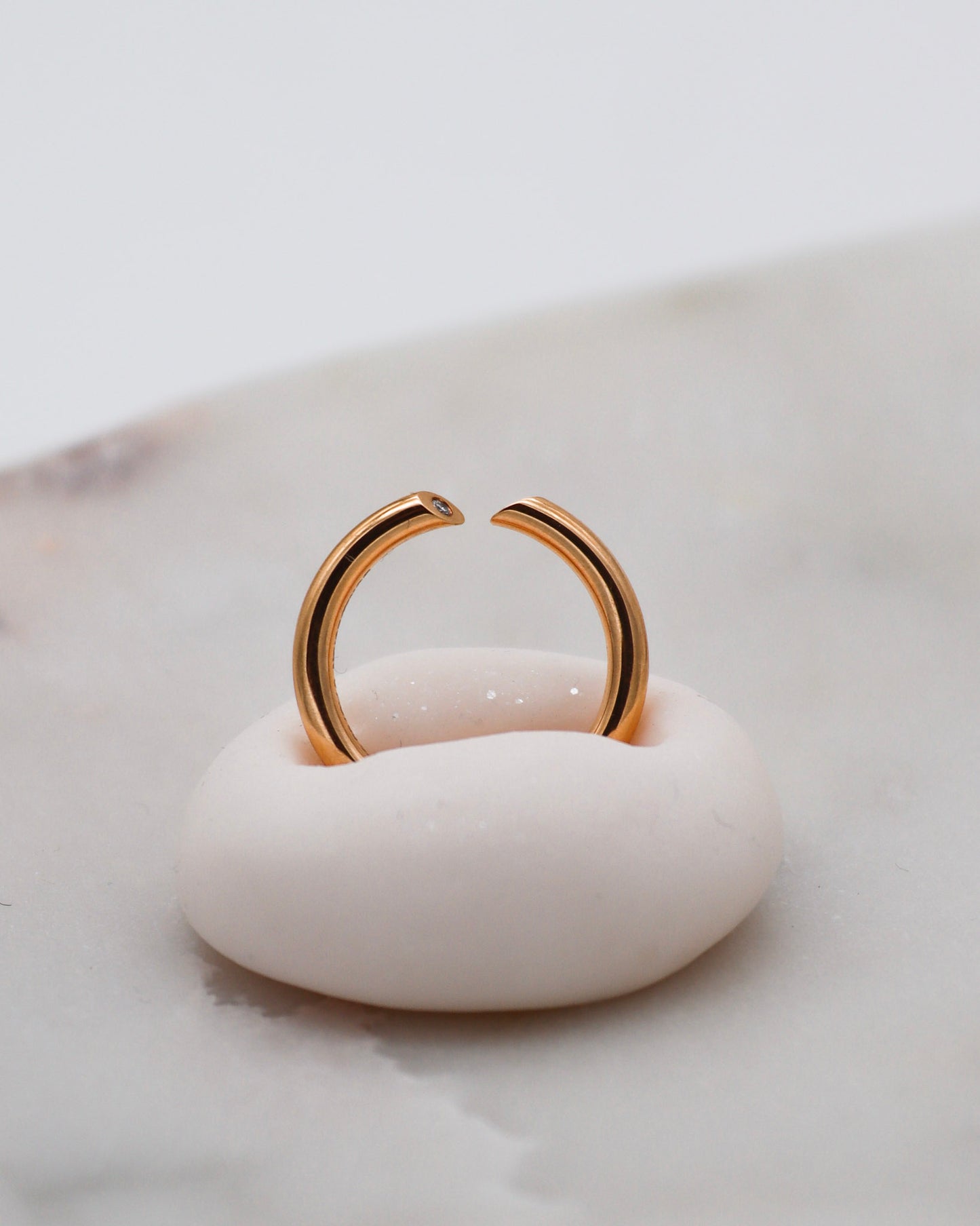 Vintage-Ring Delilah mit 0.03ct Diamanten, offenes Splitring-Design im Bunz-Stil aus 750/-Gelbgold – erhältlich in München und Augsburg