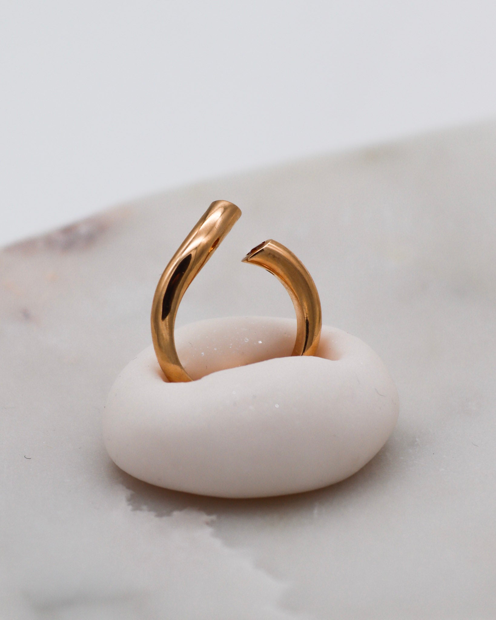 Vintage-Ring Eloise mit 0.05ct Rubin & 0.05ct Citrin in Bezel-Fassung, offenes Splitring-Design aus 585/-Gelbgold – erhältlich in München und Augsburg