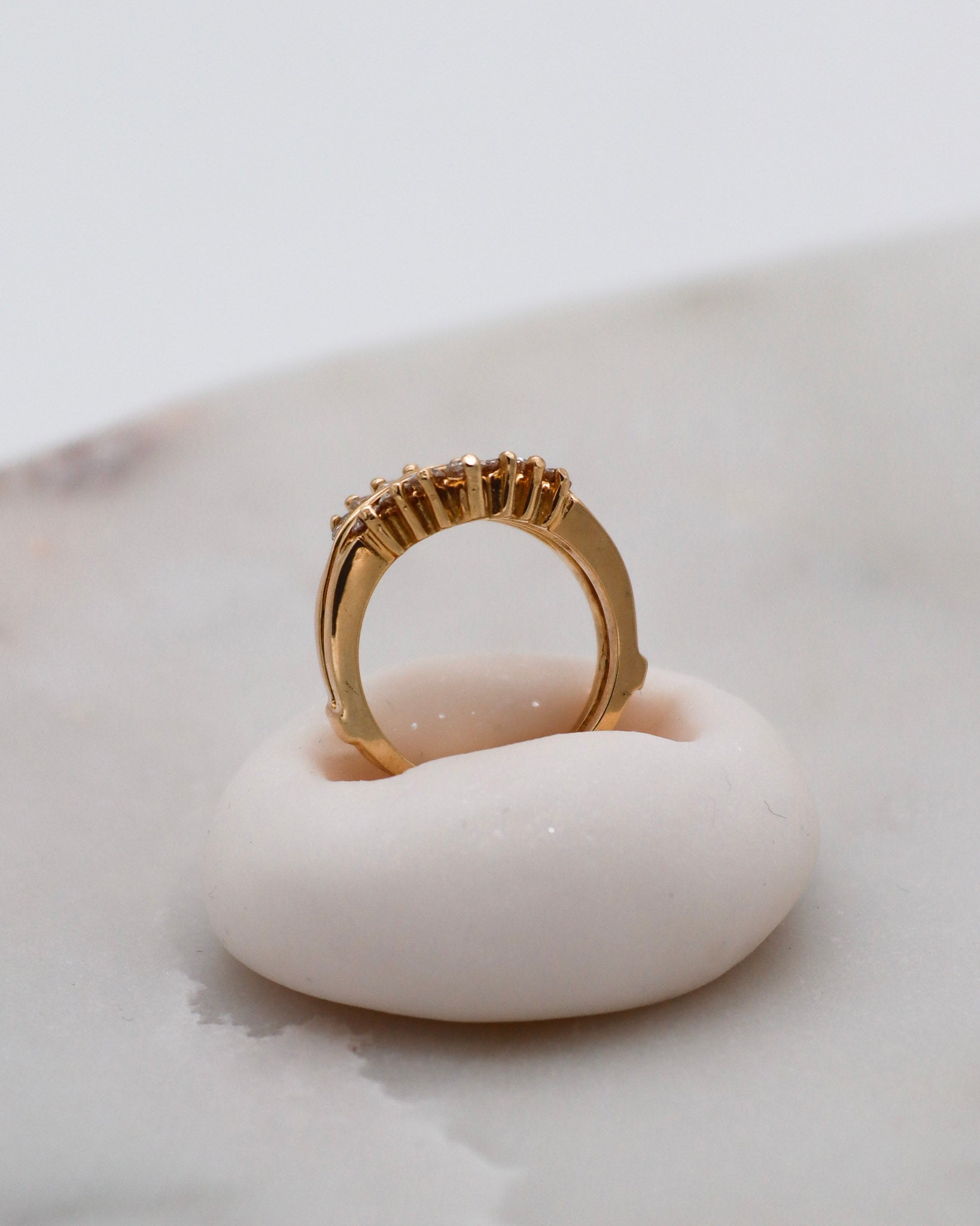 Vintage-Ring Genevieve mit 0.72ct Brillanten (W/P1), gespaltene Guardring-Ringschiene aus 585/-Gelbgold – erhältlich in München und Augsburg