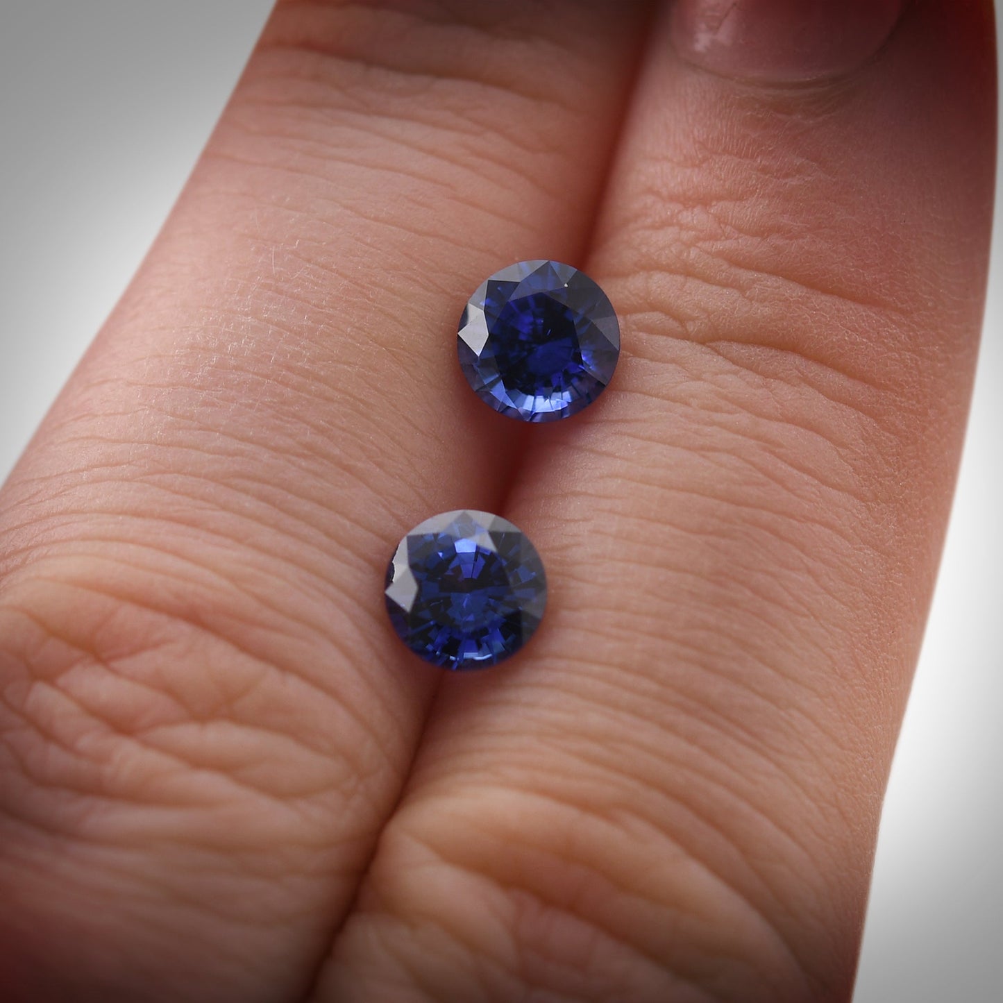 2,10 Karat blauer runder Saphir aus Sri Lanka