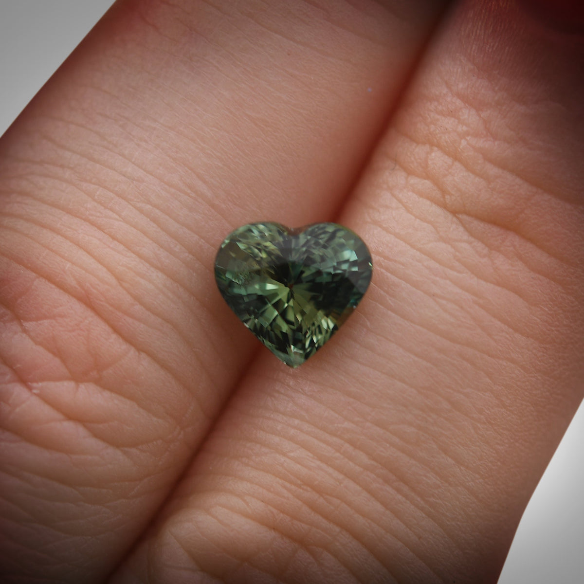 Herzförmiger Saphir | 2,55 ct | Grün | Ref. 718606