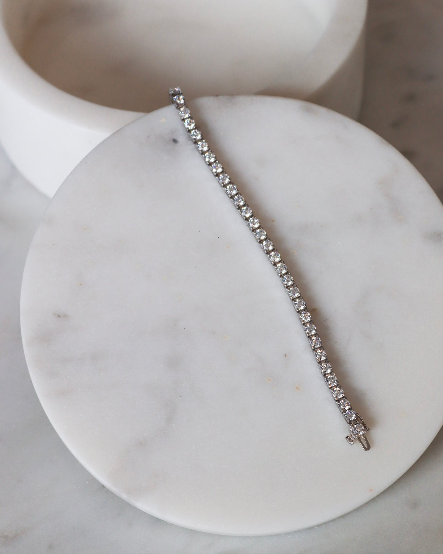 Diamond tennis bracelets in white gold - timeless elegance