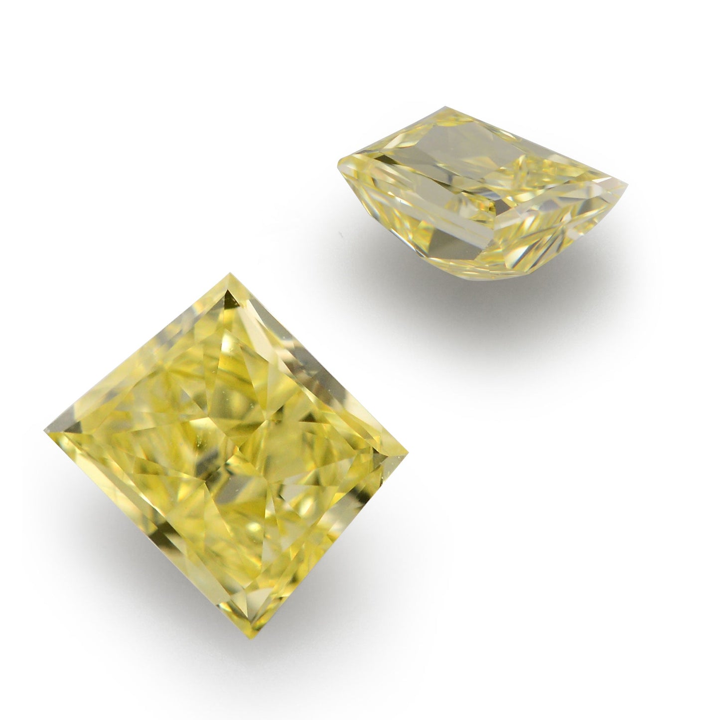 0,58 Karat Fancy Intense Yellow Taper Diamonds (VS)