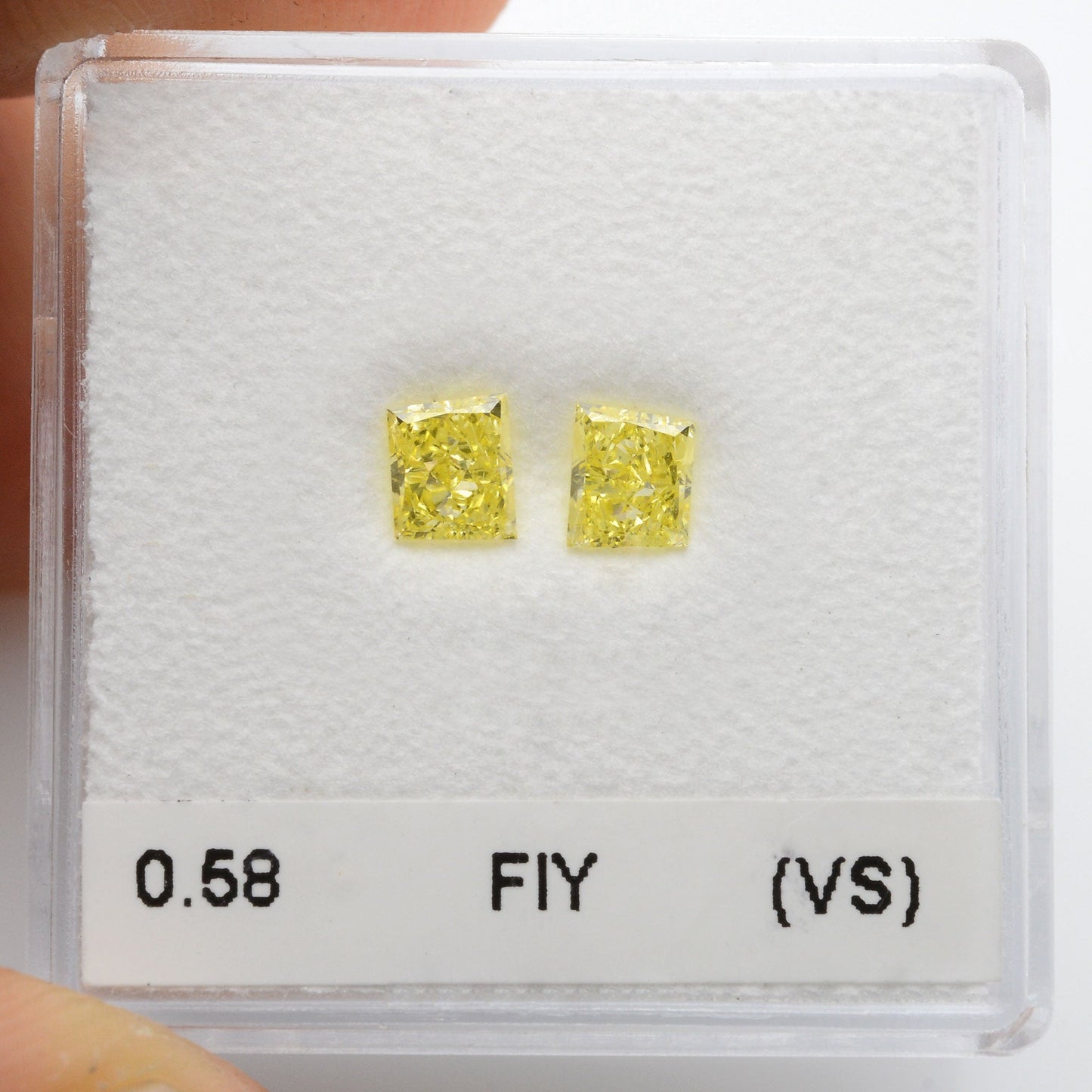 0,58 Karat Fancy Intense Yellow Taper Diamonds (VS)