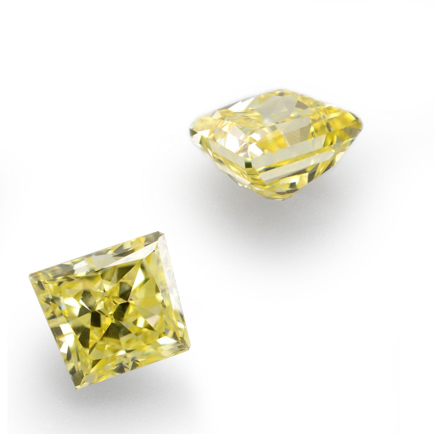 0,46 Karat Fancy Yellow Trapezoid Diamonds (SI1)
