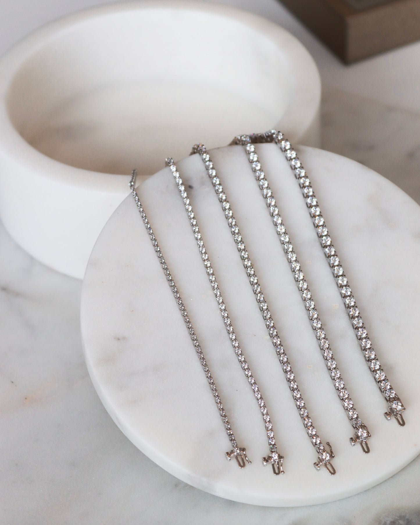 Diamond tennis bracelets in white gold - timeless elegance