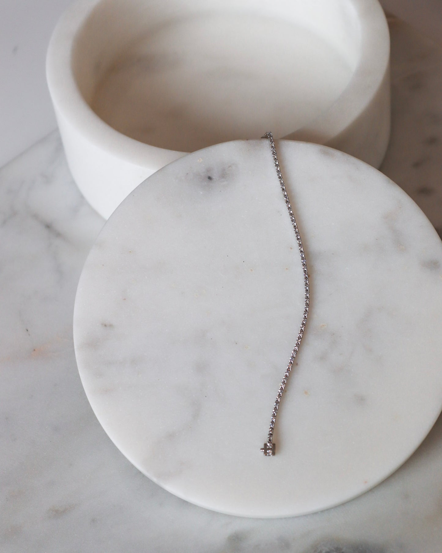 Diamond tennis bracelets in white gold - timeless elegance