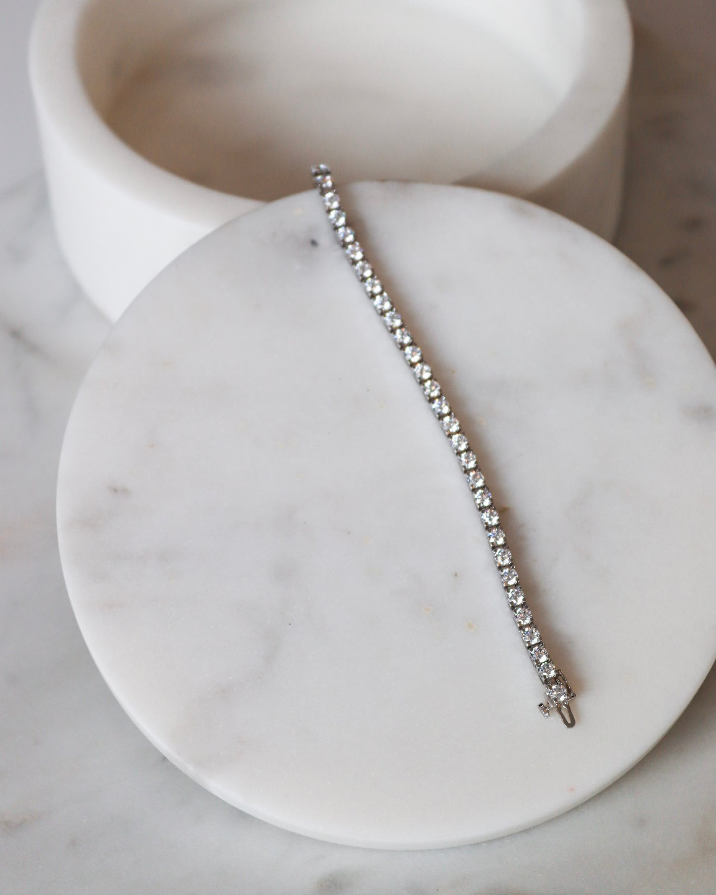 Diamond tennis bracelets in white gold - timeless elegance