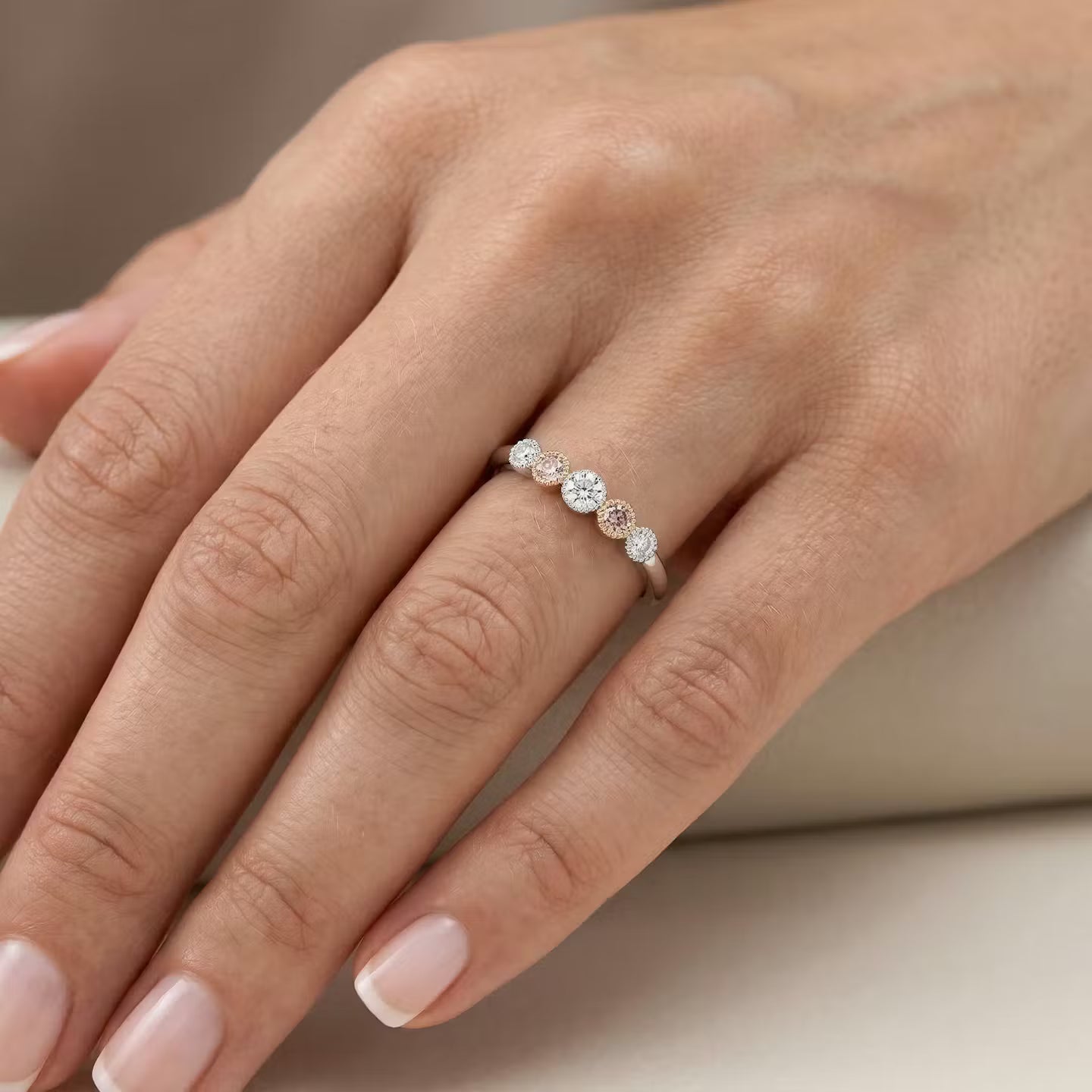 Fünfsteiniger rosa-weißer Diamantring