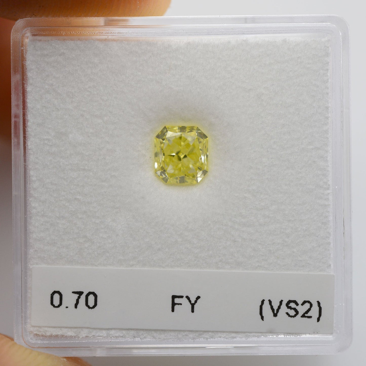 0,70 Karat Fancy Yellow Radiant (VS2)