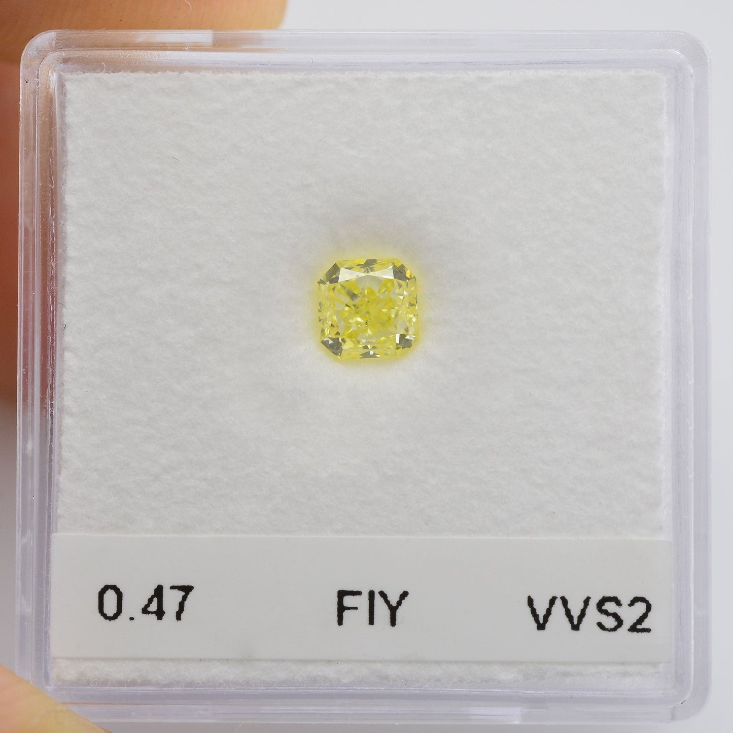 0,47 Karat Fancy Intense Yellow Radiant VVS2 IGI