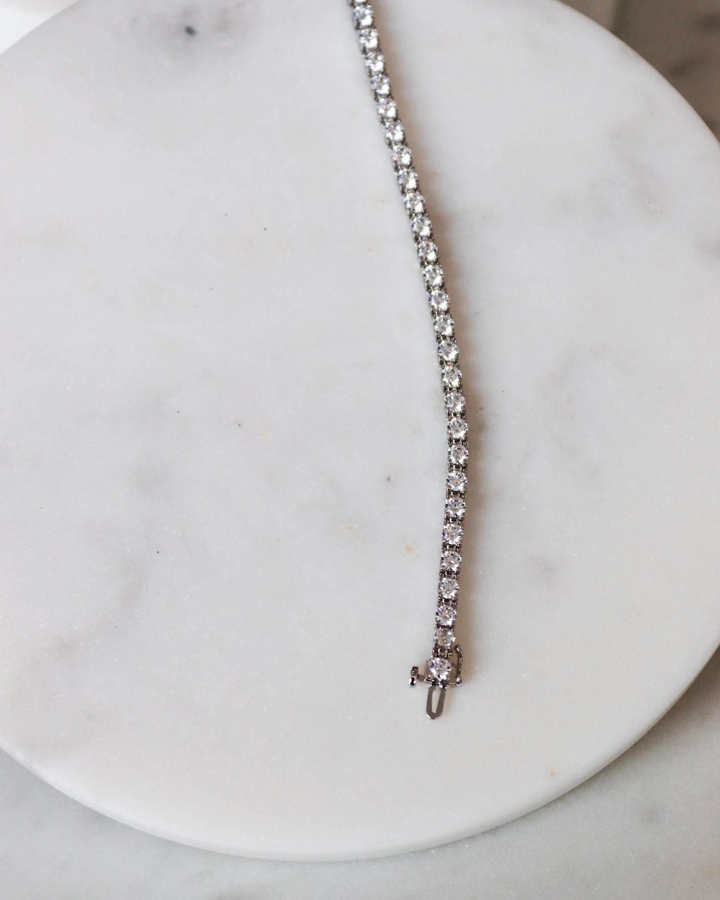 Diamond tennis bracelets in white gold - timeless elegance