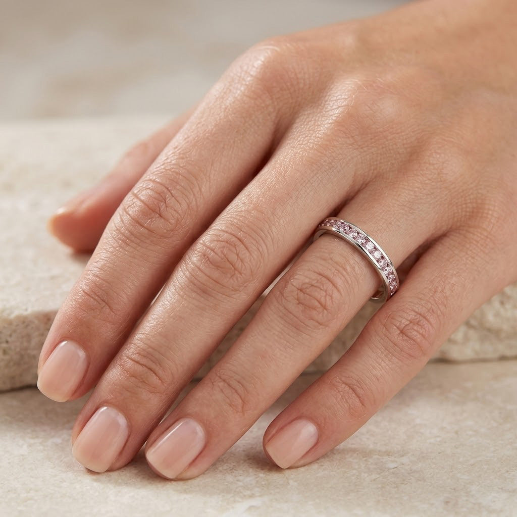 Ehering mit hellrosa Diamanten im Kanalfassung