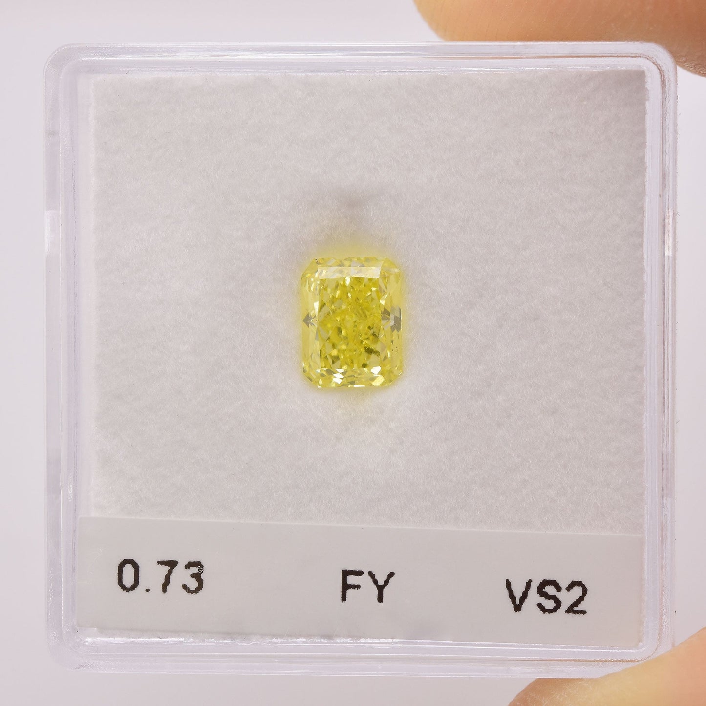 0,73 Karat Fancy Yellow Radiant VS2 GIA