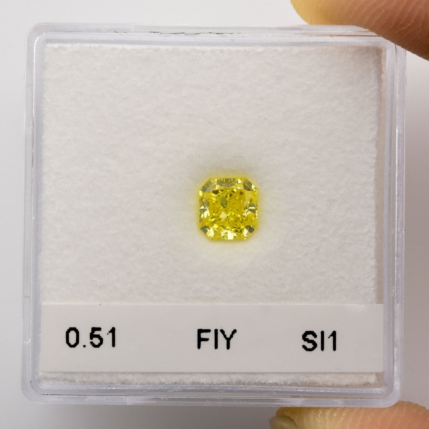 0,51 Karat Fancy Intense Yellow Radiant SI1 GIA