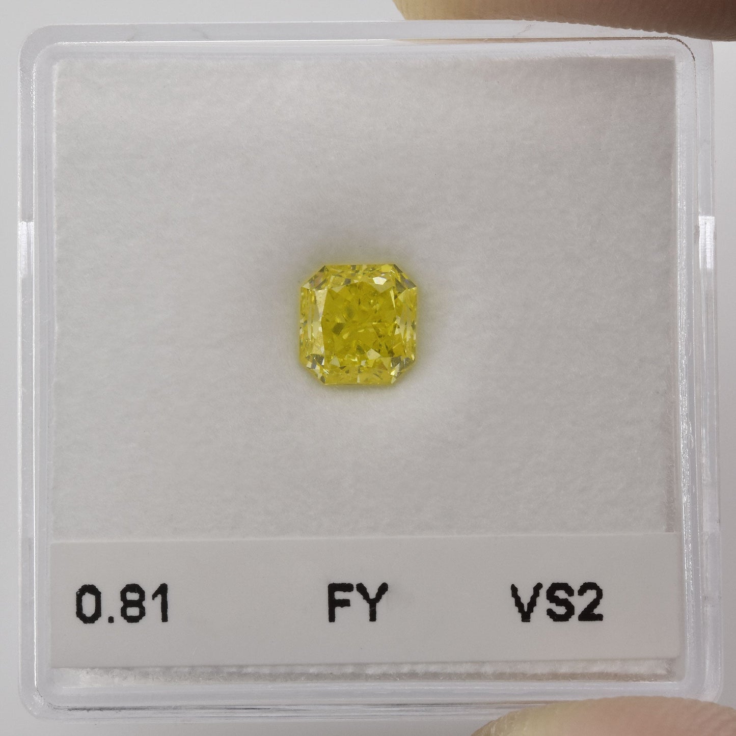 0,81 Karat Fancy Yellow Radiant VS2 GIA
