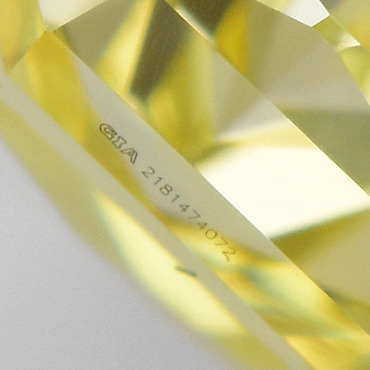 0,81 Karat Fancy Yellow Radiant VS2 GIA