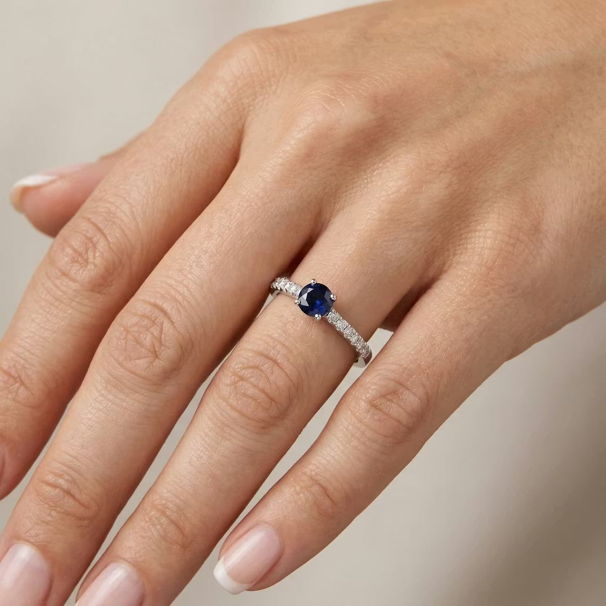 Runder Verlobungsring mit Saphir und Diamanten