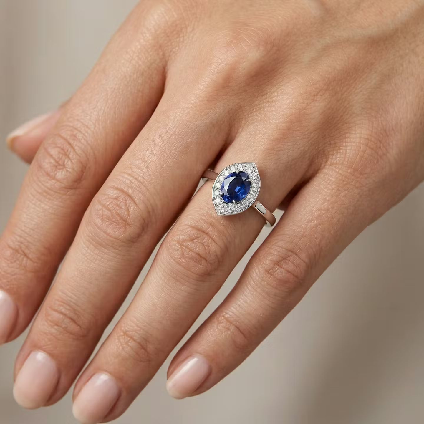 Ovaler Saphir- und Diamant-Halo-Ring