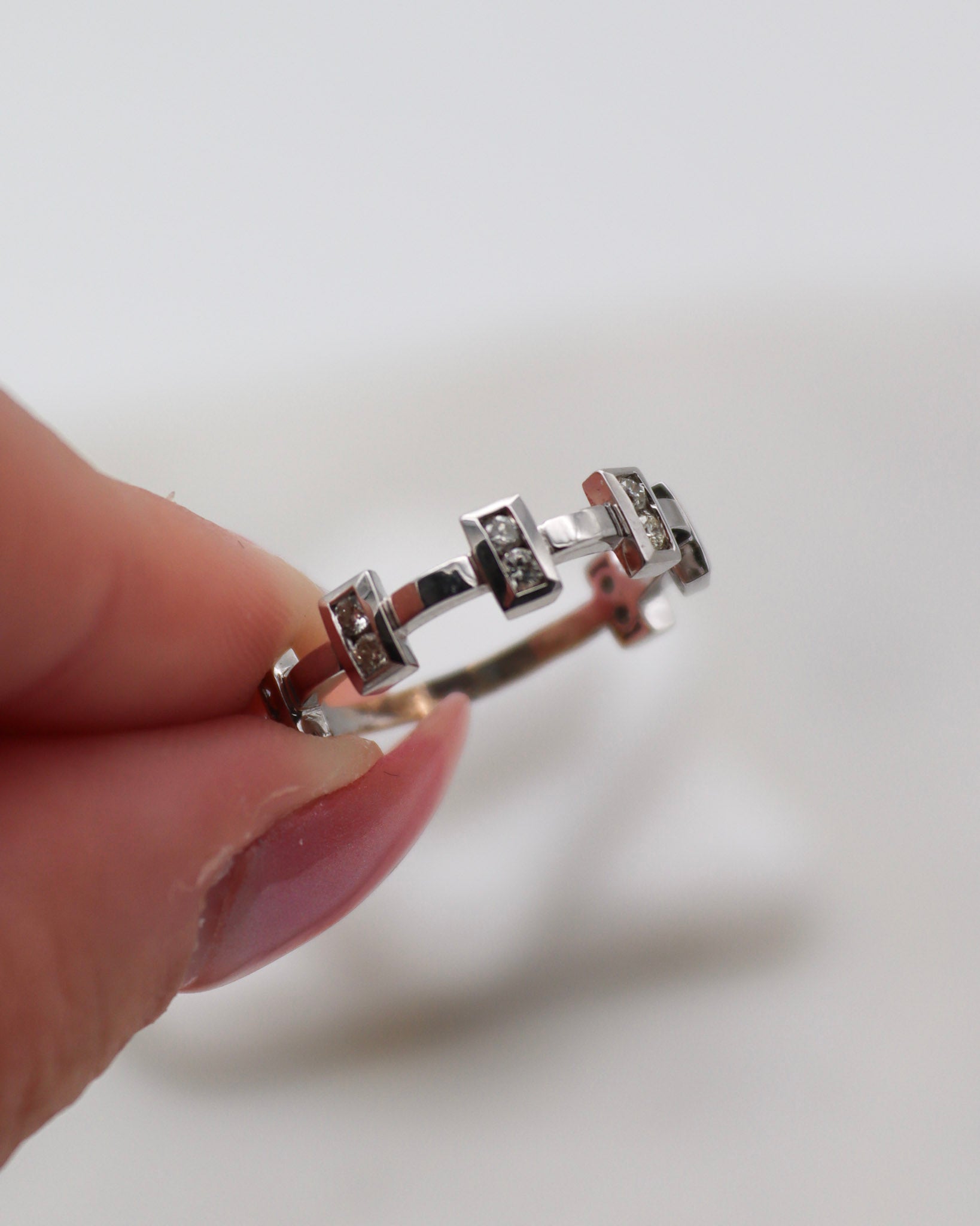Vintage-Ring Mia mit 1.0ct Brillant und 14 Diamanten im Kronenstil, aus 585er Weißgold, erhältlich in München und Augsburg
