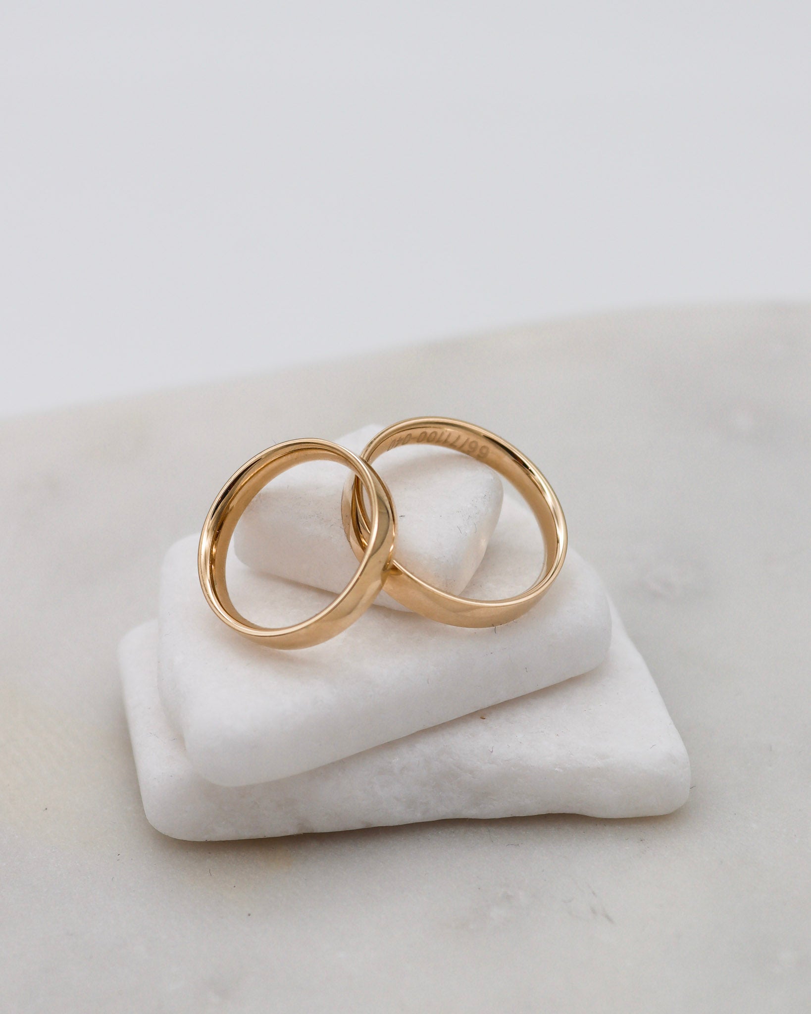 Eheringe aus Gelbgold mit polierter Oberfläche und eckiger Brillantfassung
