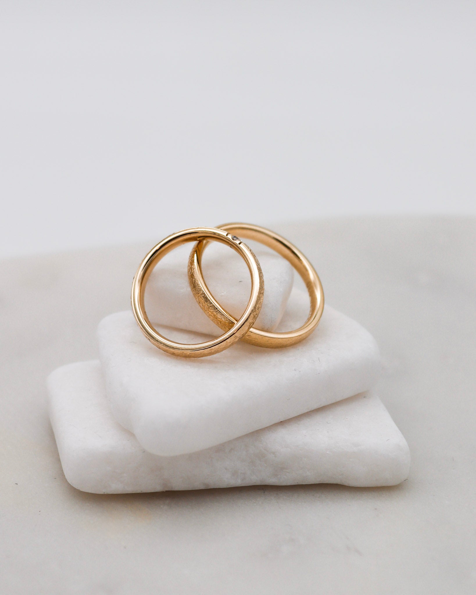 Eheringe in Gelbgold mit Nadelmattierung und Solitär-Brillant