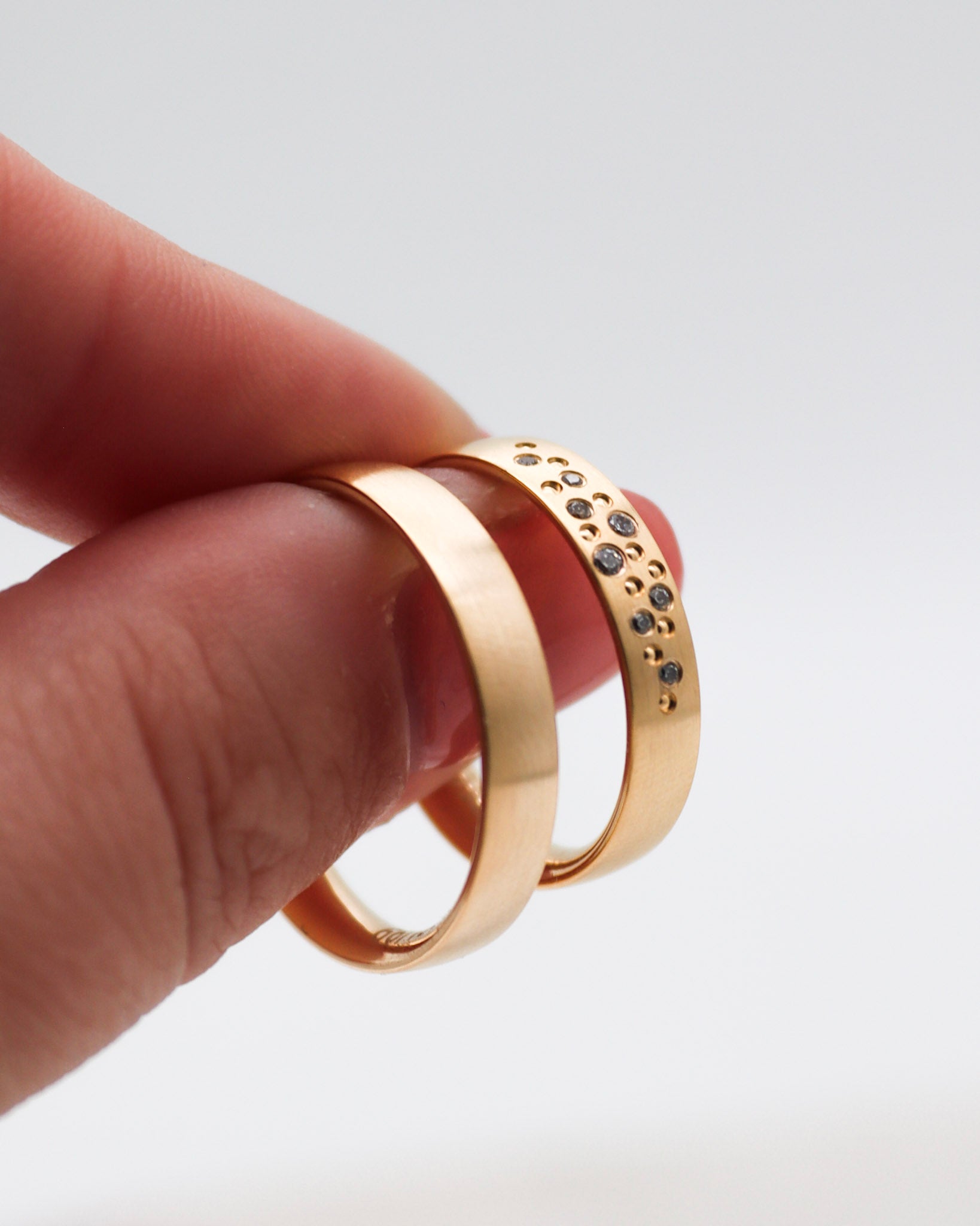 Eheringe mit längsmatter Oberfläche und Brillanten – München & Augsburg