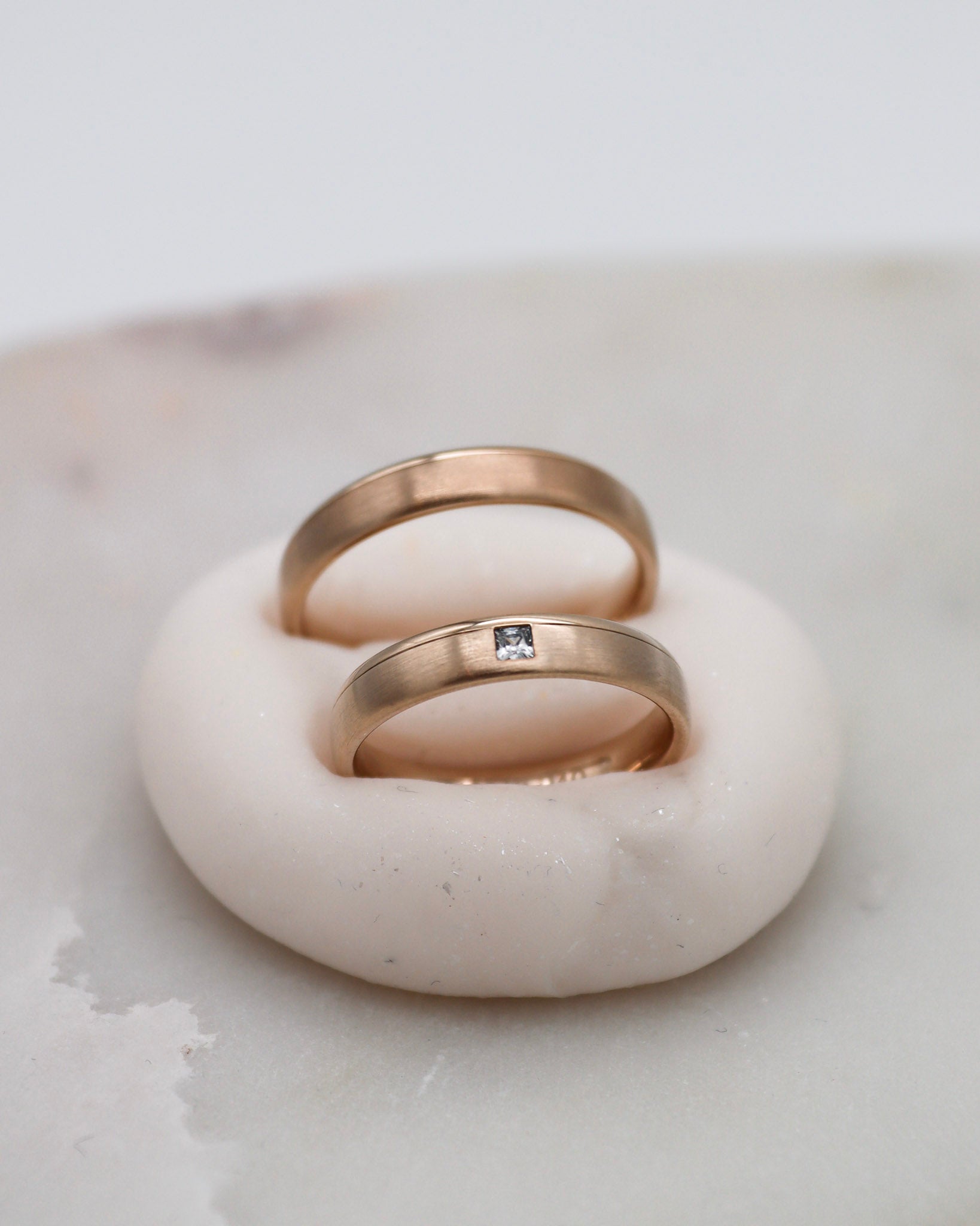 Eheringe mit Fugen-Design und Princess-Cut-Diamant – modern & stilvoll