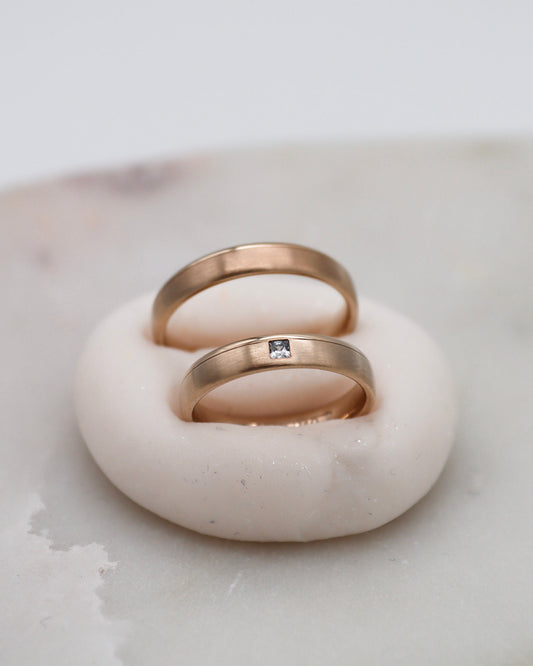 Eheringe mit Fugen-Design und Princess-Cut-Diamant – modern & stilvoll