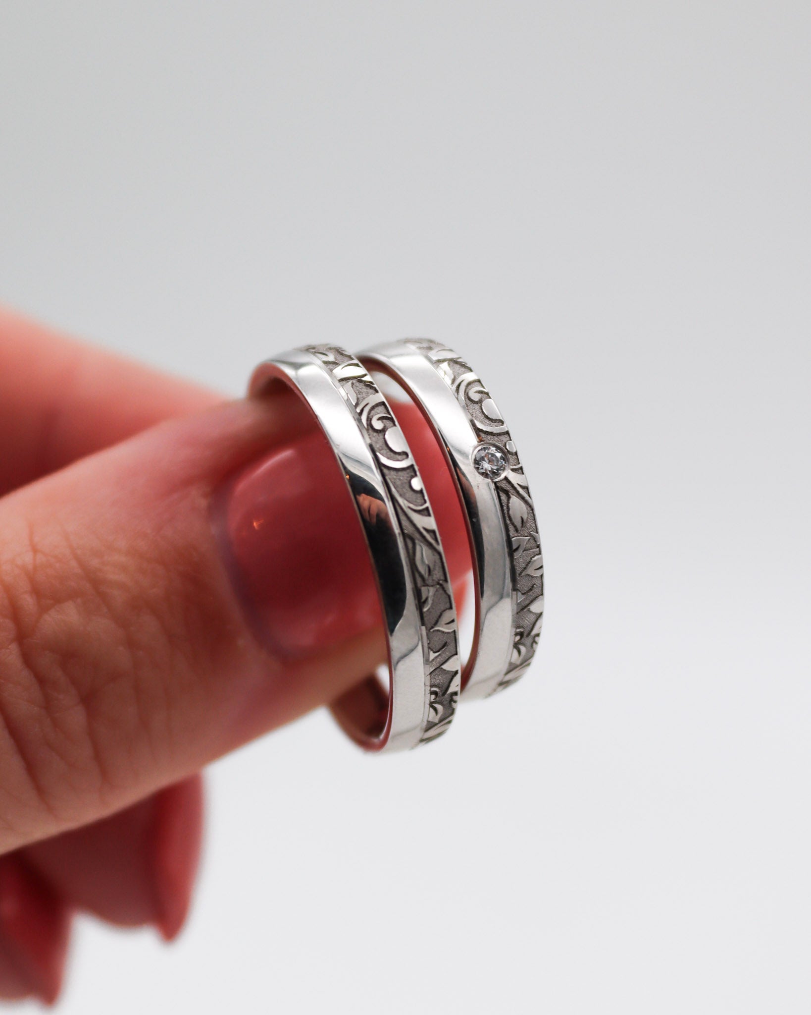 Eheringe mit Blumenmuster, Fuge und 0.25ct Brillant in Weißgold