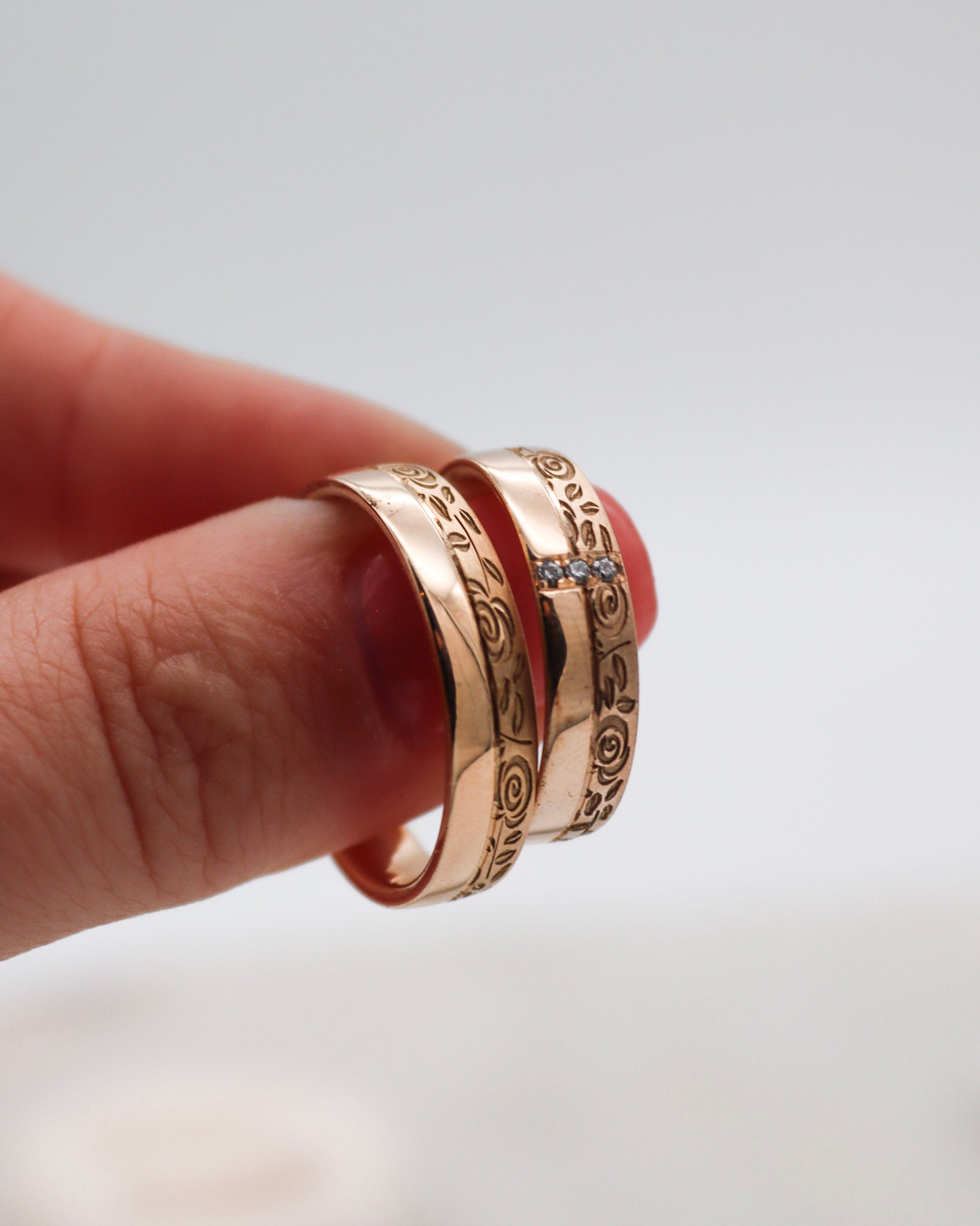 Eheringe mit Blumenmuster, Brillanten und Fuge in Apricotgold