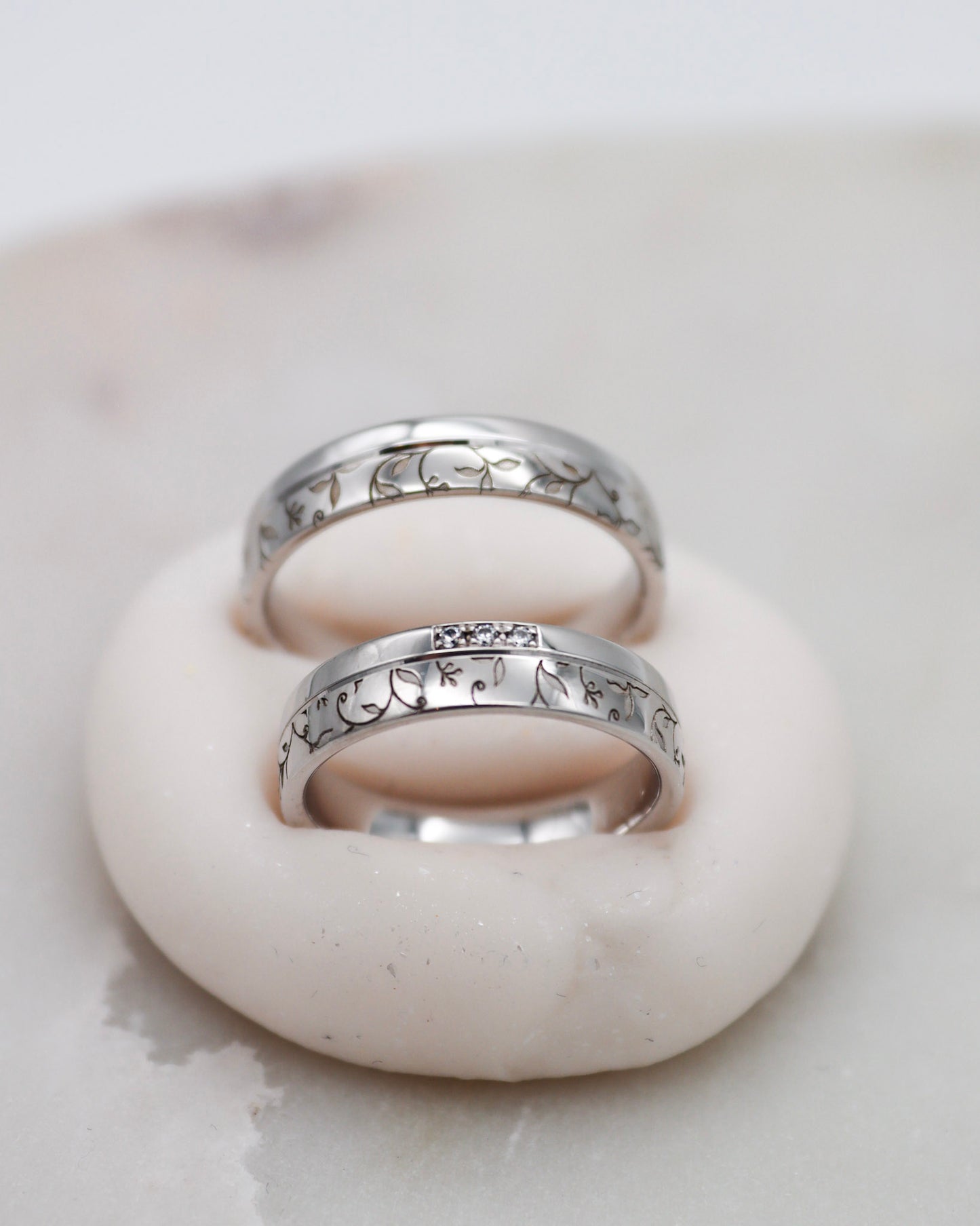 Eheringe in Apricotgold mit Blumenmuster und 0.30ct Brillanten in eckiger Fassung