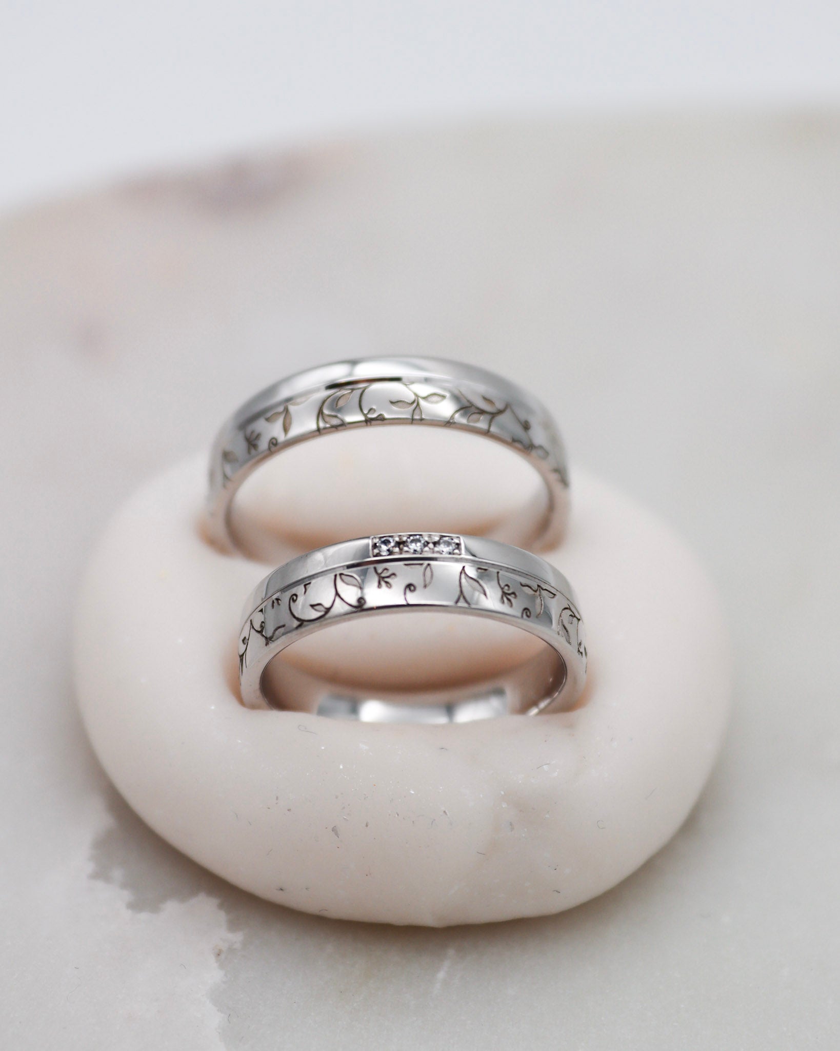 Eheringe in Apricotgold mit Blumenmuster und 0.30ct Brillanten in eckiger Fassung