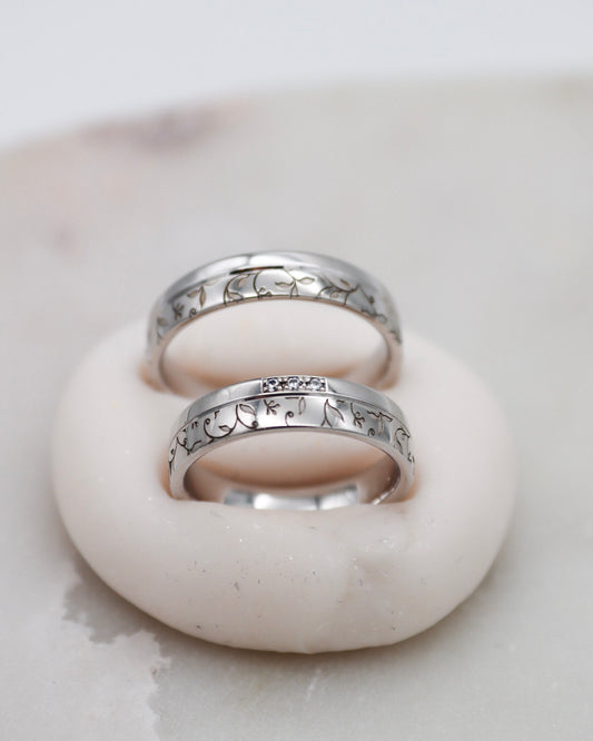 Eheringe in Apricotgold mit Blumenmuster und 0.30ct Brillanten in eckiger Fassung