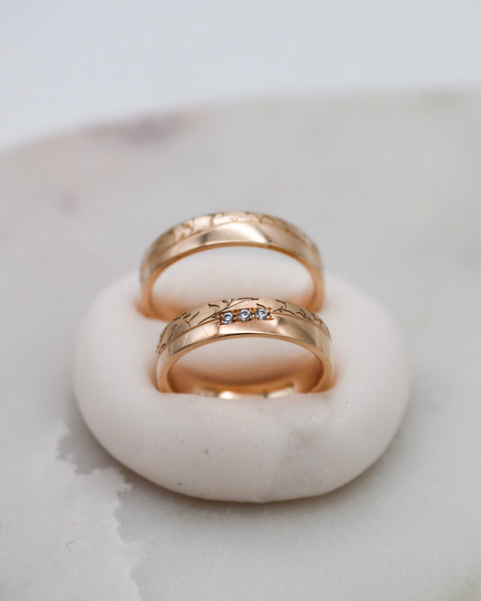 Apricotgoldene Eheringe mit Blumenmuster und 0.045ct Brillanten in eckiger Fassung