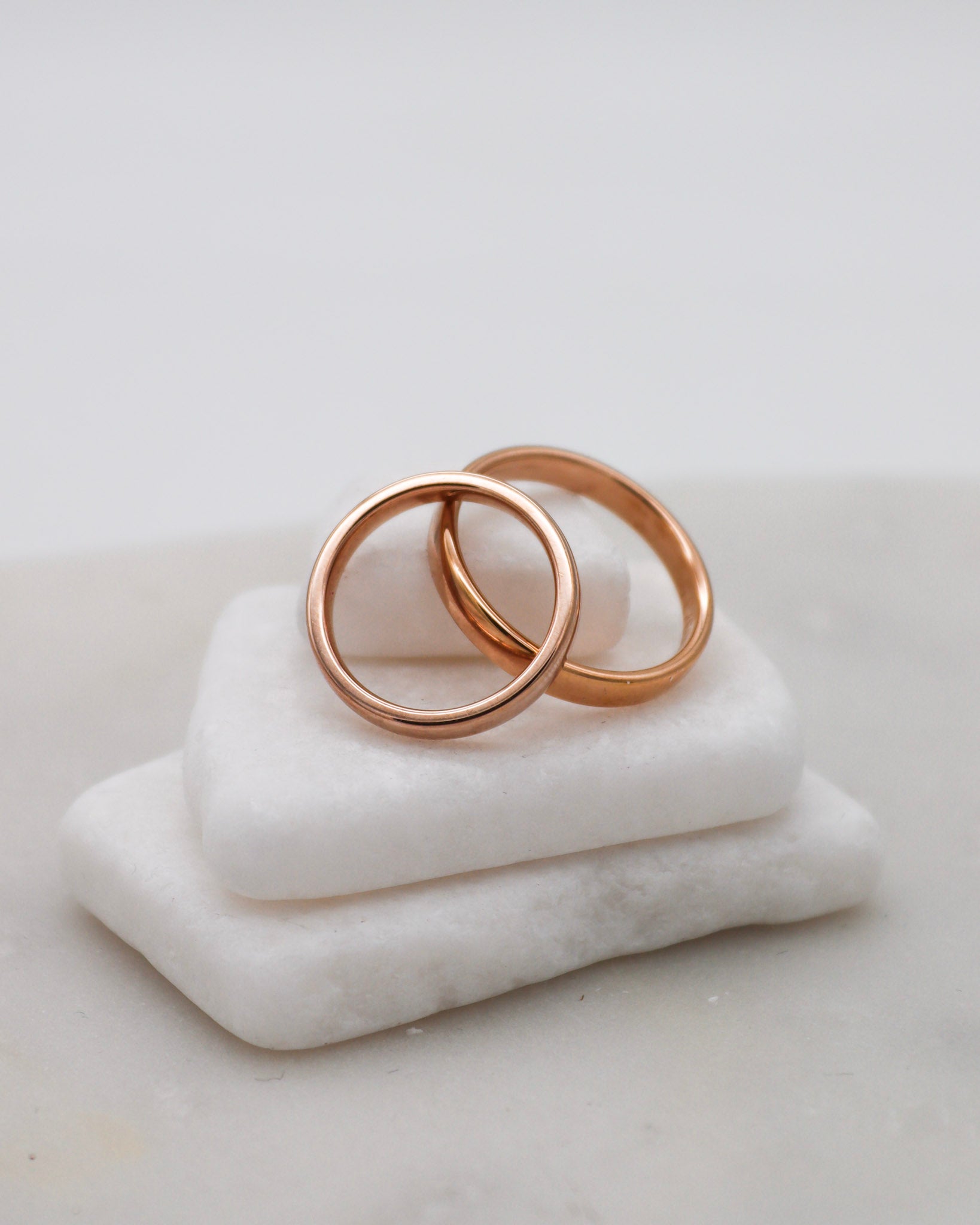 Eheringe in Haselnussgold mit polierter Oberfläche und umlaufendem Brillantbesatz