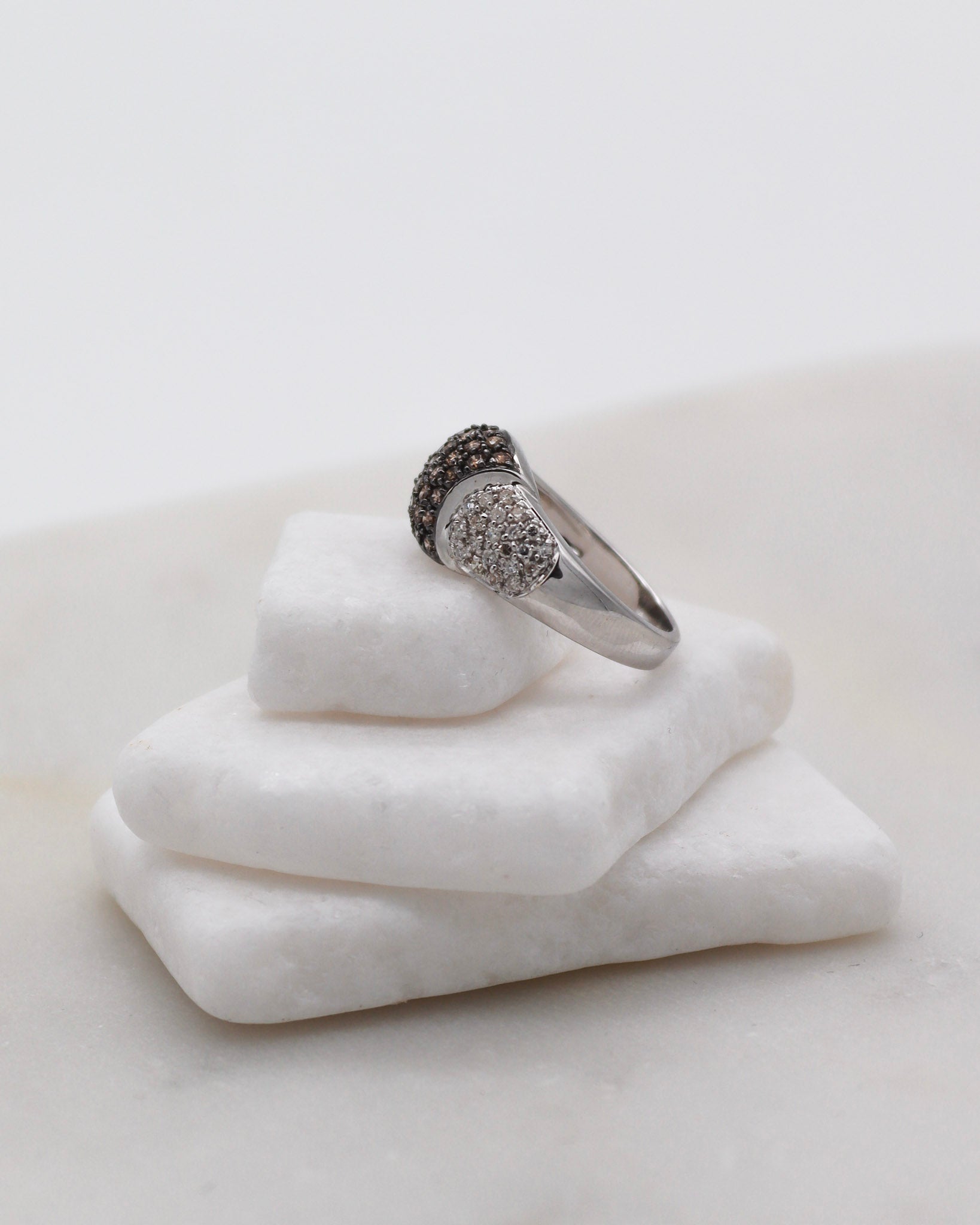 Vintage-Ring Edith mit 0.34ct braunen Diamanten & 0.43ct Brillanten in 585er Gelbgold & schwarzem Rhodium – erhältlich in München und Augsburg